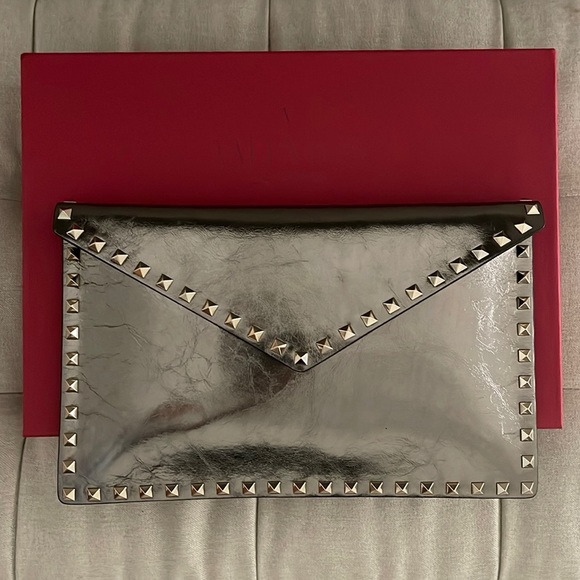 Valentino Handbags - Price drop*** NWT Valentino envelope clutch